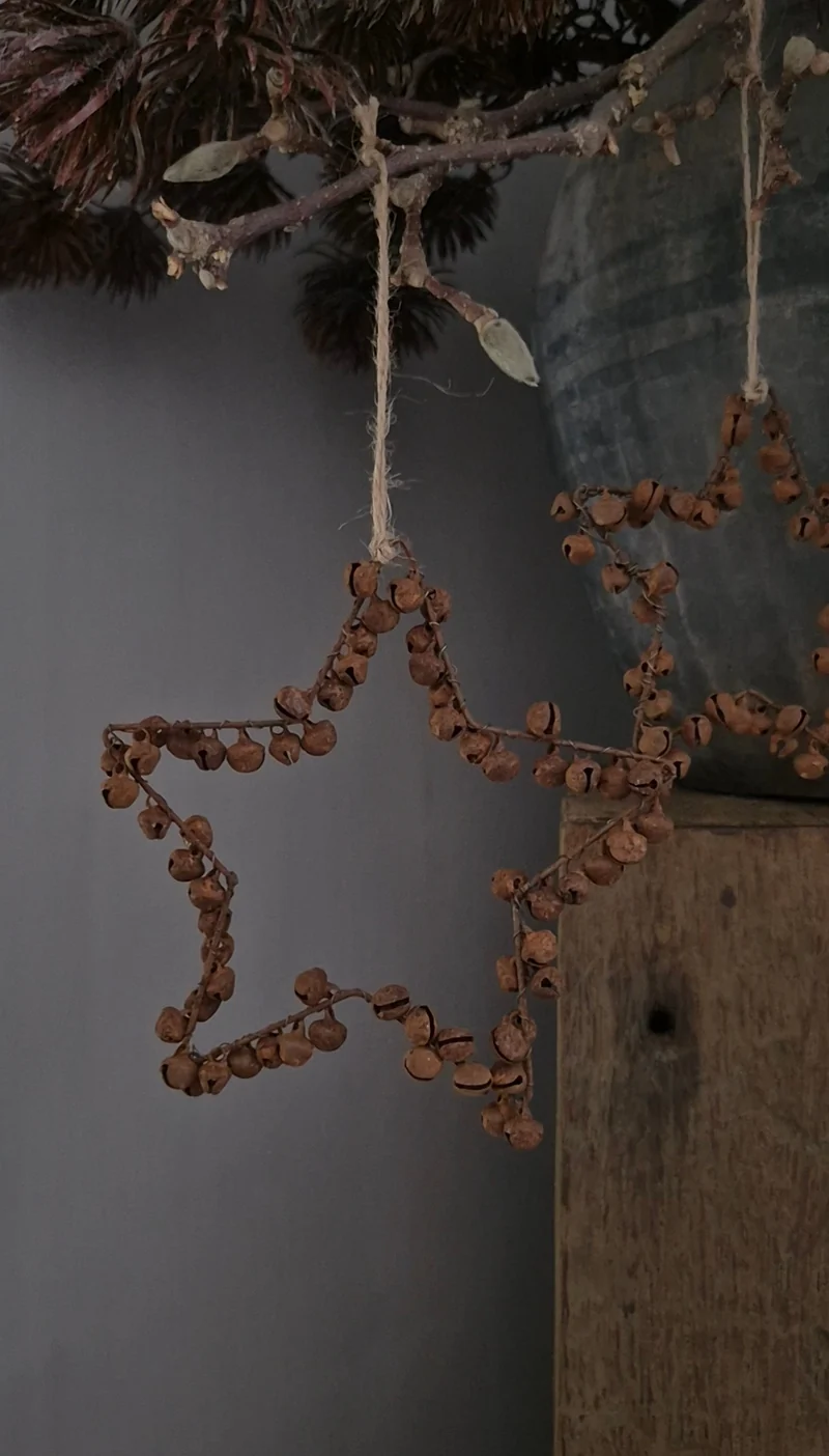 Kersthanger ster met belletjes roest - 15 cm