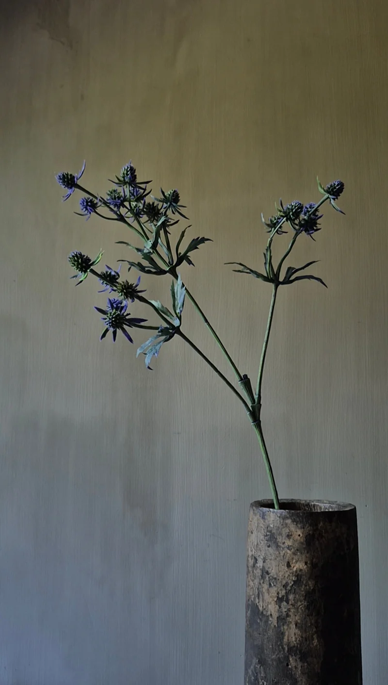 Distel kunsttak donkerblauw/paars - 64 cm