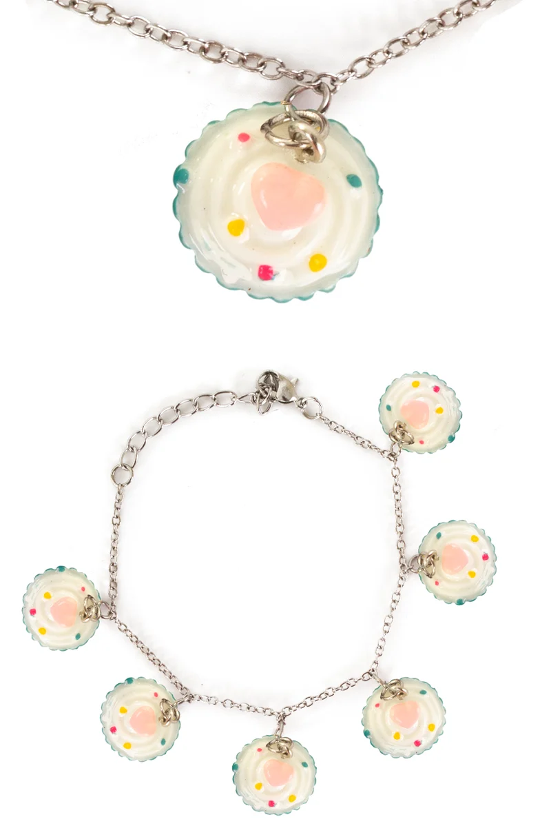 Armband cupcake zilverkleurig met cupcakebedeltjes dames