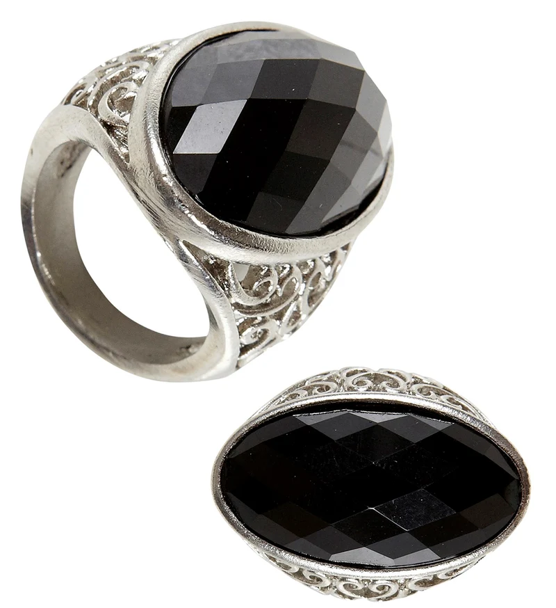 Ring met zwarte steen