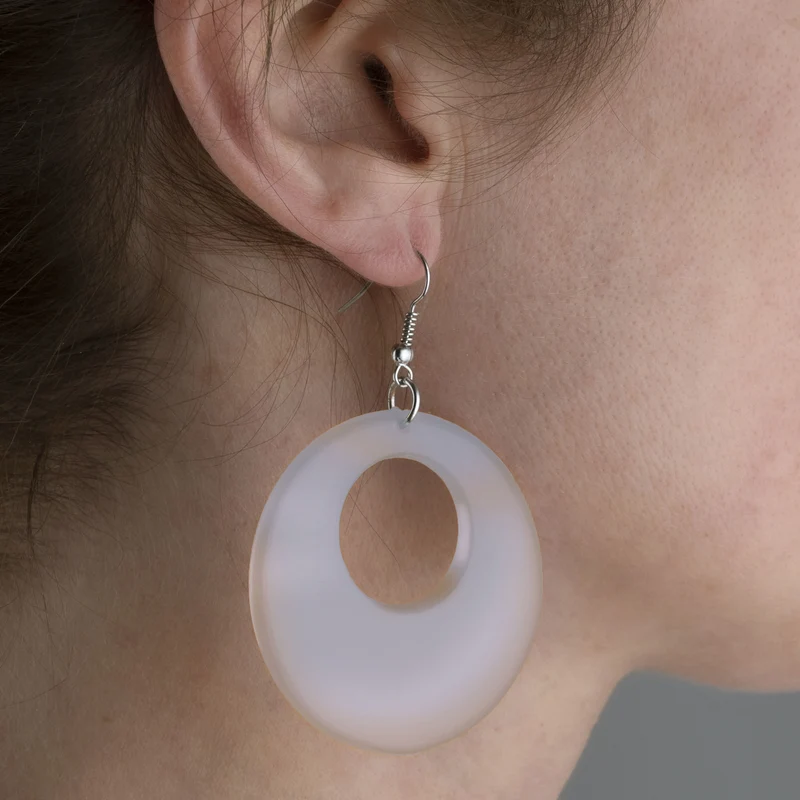 Witte disco oorbellen